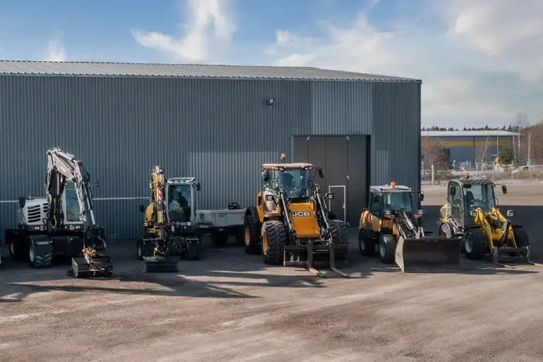 Flera Grävmaskiner uppställda från AT-Schakt