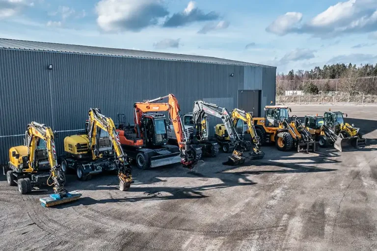 Flera Grävmaskiner uppställda från AT-Schakt